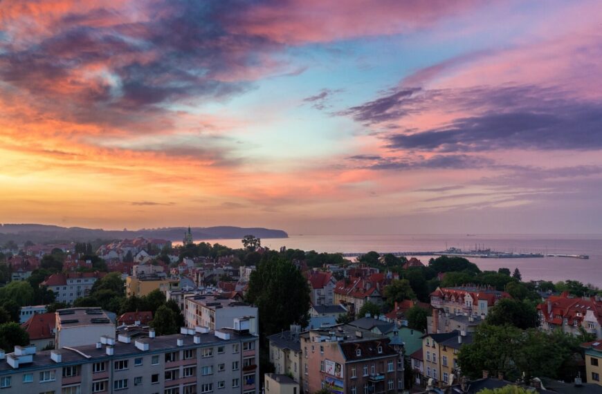 Widok na Sopot i Morze Bałtyckie o zachodzie słońca