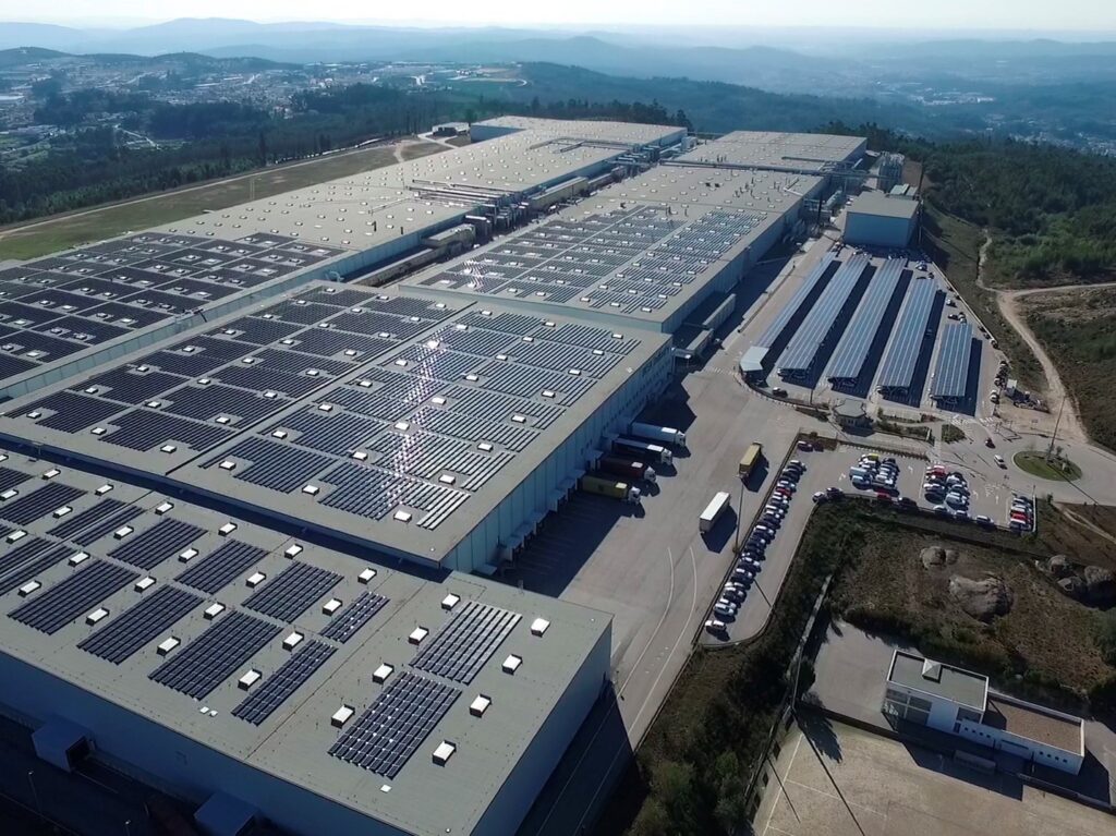 Widok z lotu ptaka na instalację fotowoltaiczną należącą do IKEA Industry na terenie fabryki w Paços de Ferreira w Portugalii