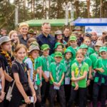 Para prezydencka w towarzystwie dzieci zaangażowanych w akcję sprzątania lasów