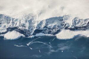 Widok z lotu ptaka na ośnieżone wybrzeża lodowców na Antarktydzie