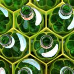 Zielone butelki szklane w skrzynce