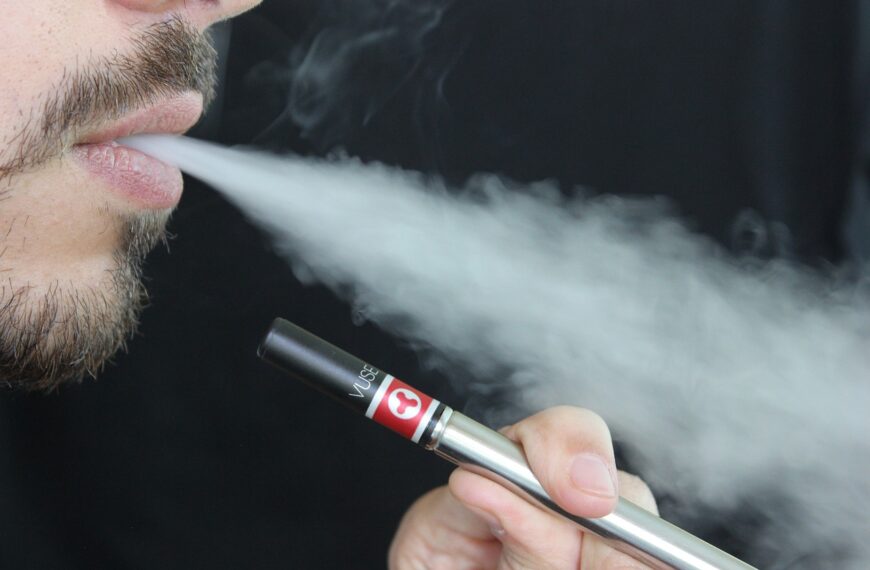 Obrazek pokazujący mężczyznę palącego elektronicznego papierosa