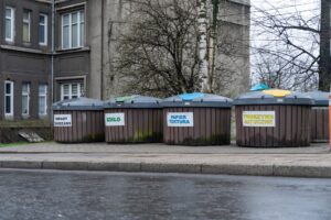 Kolorowe pojemniki do segregacji odpadów w Katowicach podkreślają wzrost świadomości ekologicznej.