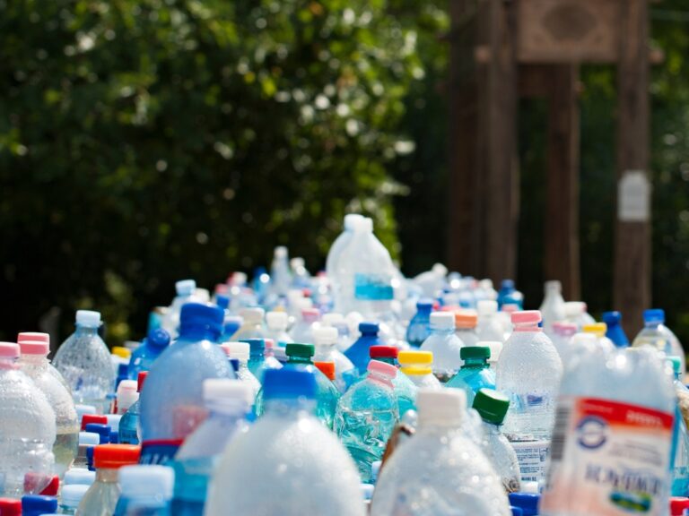 al Mniej plastiku