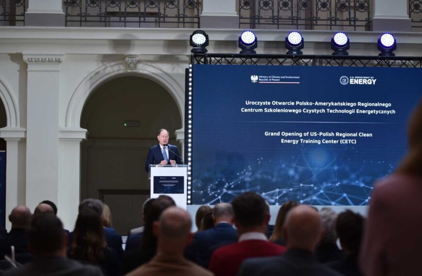 Ambasador USA w Polsce Mark Brzezinski na otwarciu polsko-amerykańskiego Regionalnego Centrum Szkoleniowego Czystych Technologii Energetycznych