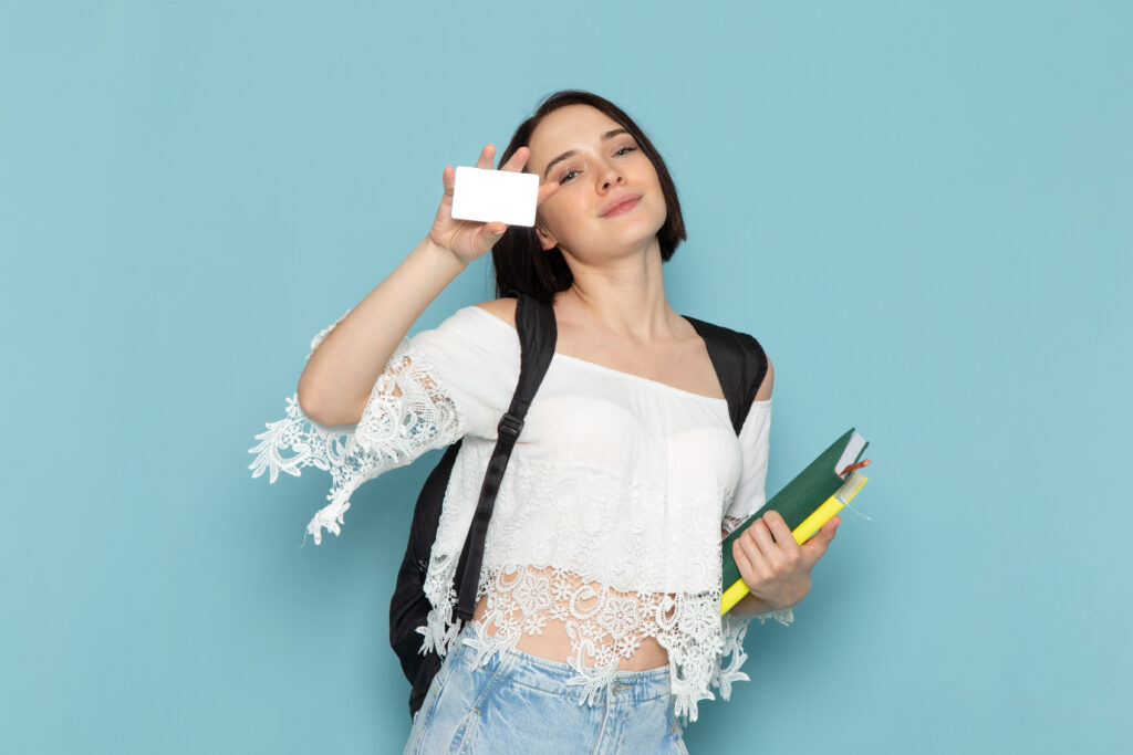 Każdego roku uczelnie w Polsce wydają tysiące plastikowych kart studenckich Fot. Freepik