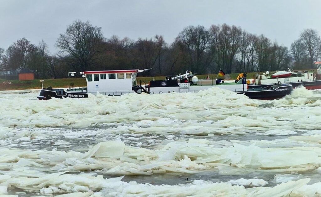 Działania lodołamaczy zwiększają komfort żeglugi śródlądowej i chronią infrastrukturę hydrotechniczną (mosty, wały przeciwpowodziowe) Fot. Facebook: Wody Polskie, https://www.facebook.com/photo?fbid=853208177422360&set=pcb.853208227422355