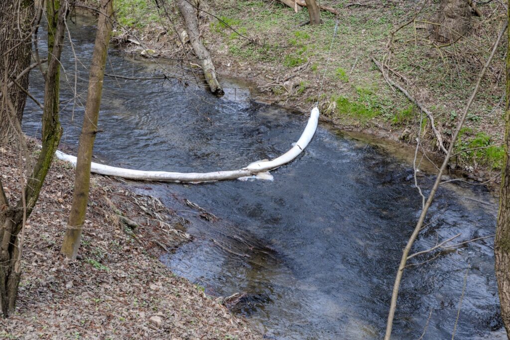 Łapacze śmieci na rzekach – nowe rozwiązanie w walce z odpadami 1 Łapacze śmieci na rzece Prądnik Fot. Facebook: Kraków PL