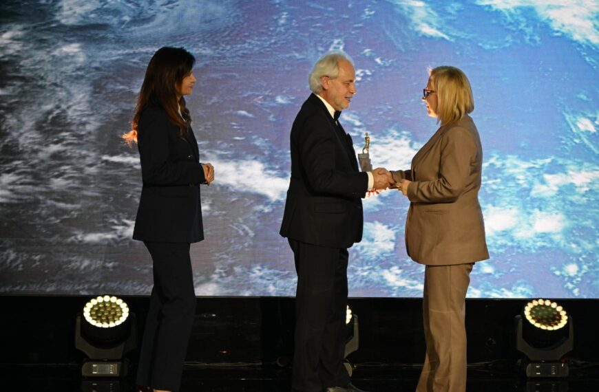 Ministra klimatu i środowiska Paulina Hennig-Kloska odebrała tytuł Ambasadora Zielonej Transformacji podczas Polskiego Kongresu Klimatycznego.