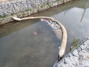 Odpady płynące z nurtem wody są zatrzymywane przez łapacze śmieci Fot. Facebook: Wody Polskie RZGW Kraków