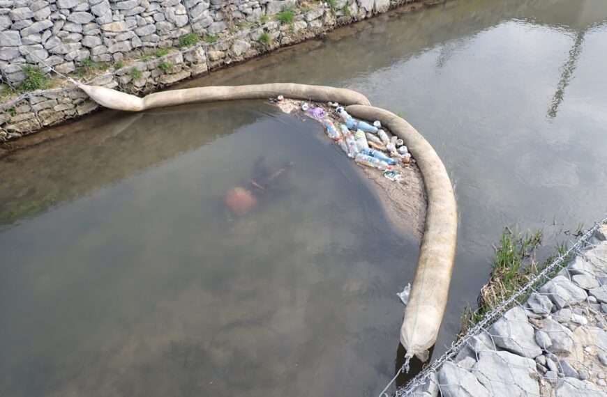 Odpady płynące z nurtem wody są zatrzymywane przez łapacze śmieci Fot. Facebook: Wody Polskie RZGW Kraków