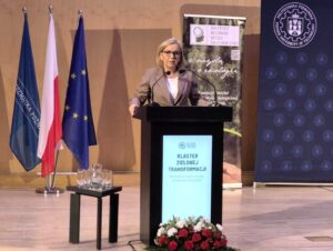 Ministra Paulina Hennig-Kloska podczas podpisania porozumienia o utworzeniu Klastra Zielonej Transformacji