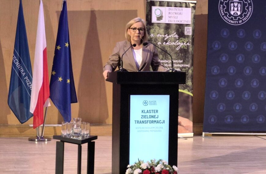 Ministra Paulina Hennig-Kloska podczas podpisania porozumienia o utworzeniu Klastra Zielonej Transformacji