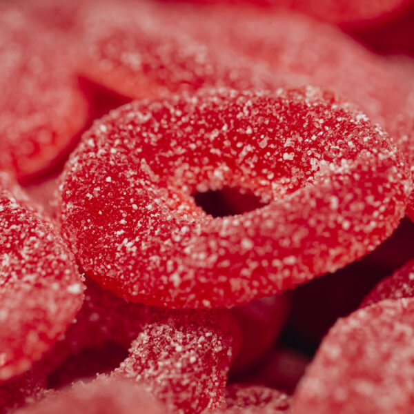 Badania wskazują na wpływ E129 na jelita i zachowanie dzieci, choć przy określonych normach uznawany jest za bezpieczny Fot. Freepik