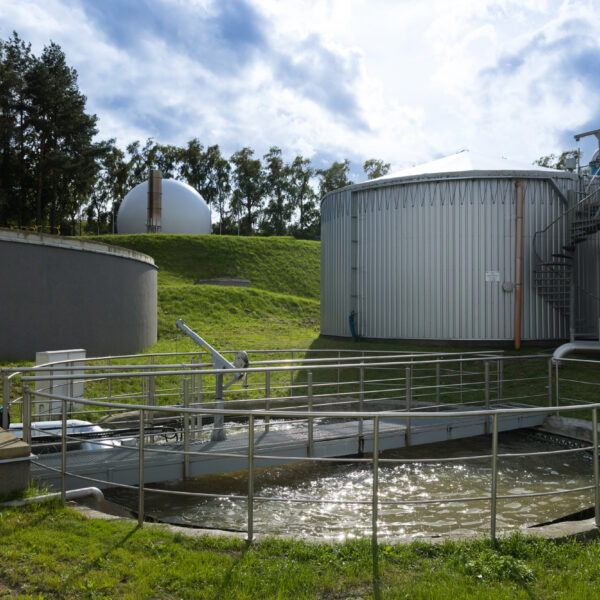 Kluczowym elementem inwestycji było wdrożenie procesu beztlenowego, który umożliwia odzysk energii bezpośrednio ze ścieków