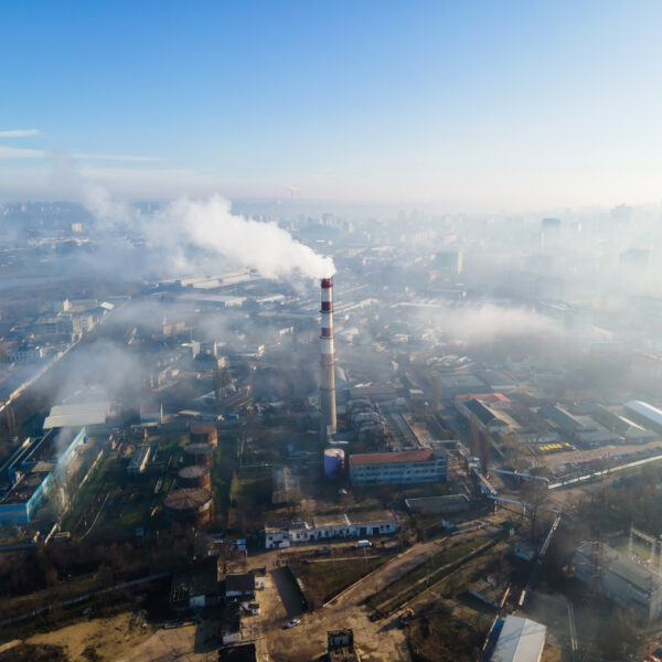 jakość powietrza W dużych aglomeracjach smog fotochemiczny powstaje głównie w słoneczne i gorące dni fot. Magnific
