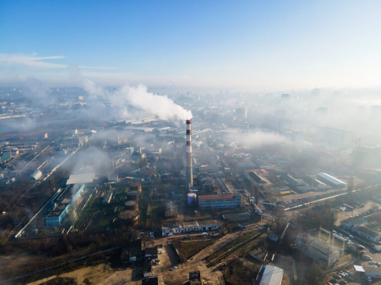 jakość powietrza W dużych aglomeracjach smog fotochemiczny powstaje głównie w słoneczne i gorące dni fot. Magnific