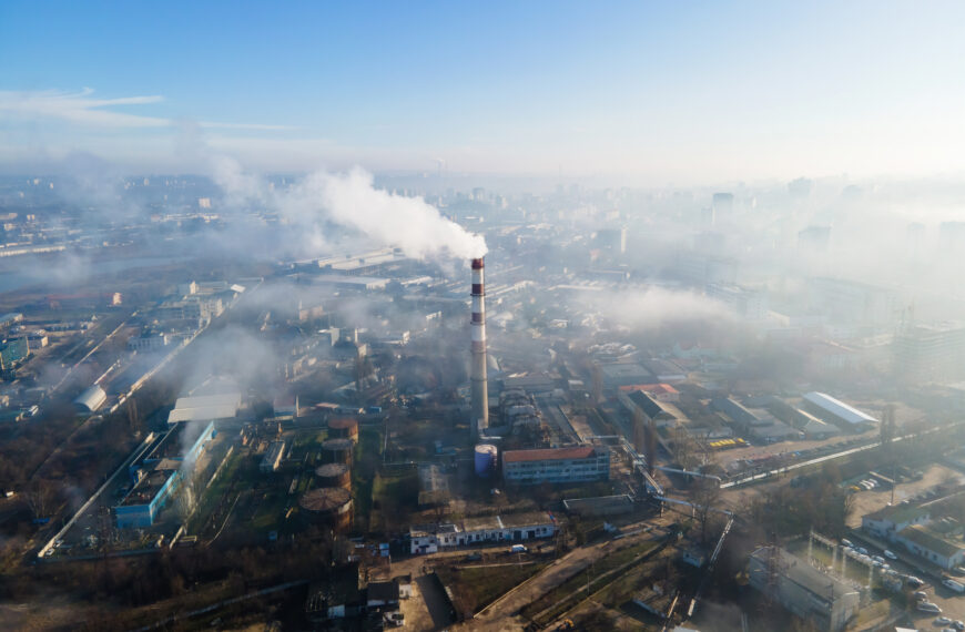 jakość powietrza W dużych aglomeracjach smog fotochemiczny powstaje głównie w słoneczne i gorące dni fot. Magnific