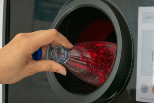 Wrzucasz całą siatkę i odbierasz kaucję - rewolucyjne recyklomaty zbiorcze 4 recyklomaty