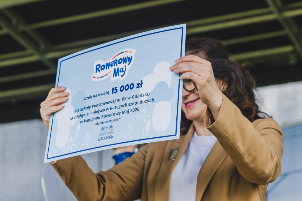 Gdańsk. Piknik Rowerowy Maj. Nagrody zwycięzcom wręczyła Aleksandra Dulkiewicz, prezydent Gdańska wraz ze swoim zastępcą Piotrem Borawskim.
