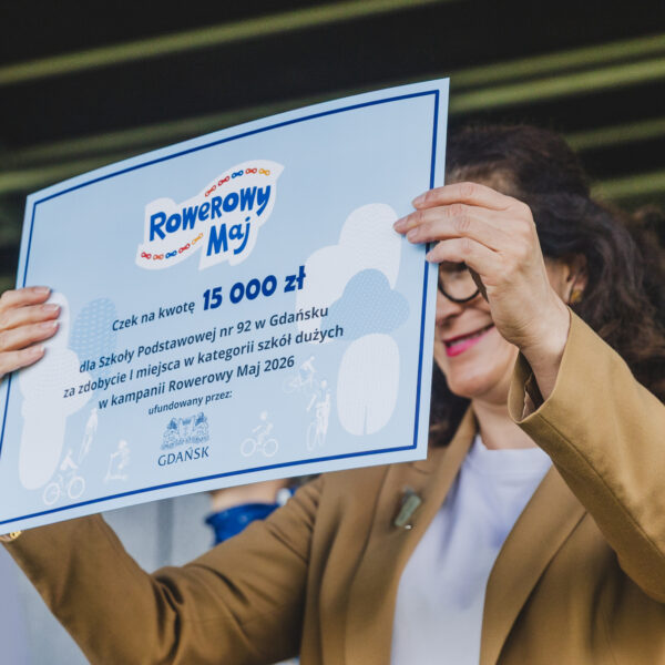Gdańsk. Piknik Rowerowy Maj. Nagrody zwycięzcom wręczyła Aleksandra Dulkiewicz, prezydent Gdańska wraz ze swoim zastępcą Piotrem Borawskim.
