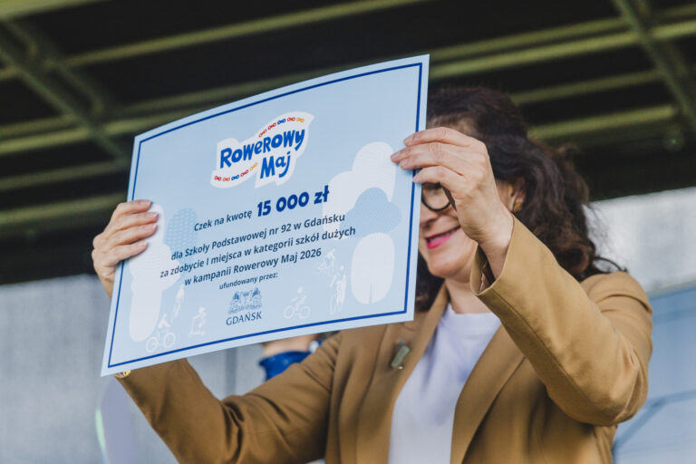 Gdańsk. Piknik Rowerowy Maj. Nagrody zwycięzcom wręczyła Aleksandra Dulkiewicz, prezydent Gdańska wraz ze swoim zastępcą Piotrem Borawskim.