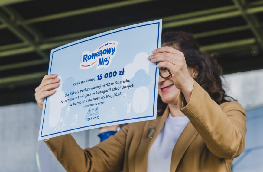 Gdańsk. Piknik Rowerowy Maj. Nagrody zwycięzcom wręczyła Aleksandra Dulkiewicz, prezydent Gdańska wraz ze swoim zastępcą Piotrem Borawskim.