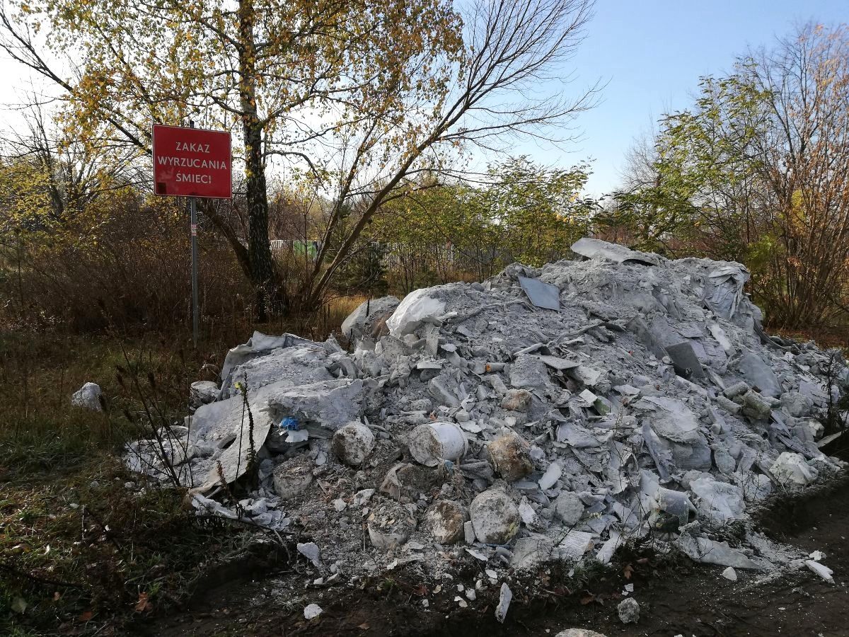 Porzucone odpady poremontowe znalezione przez kontrolerów ZOM, fot. Zarząd Oczyszczania Miasta