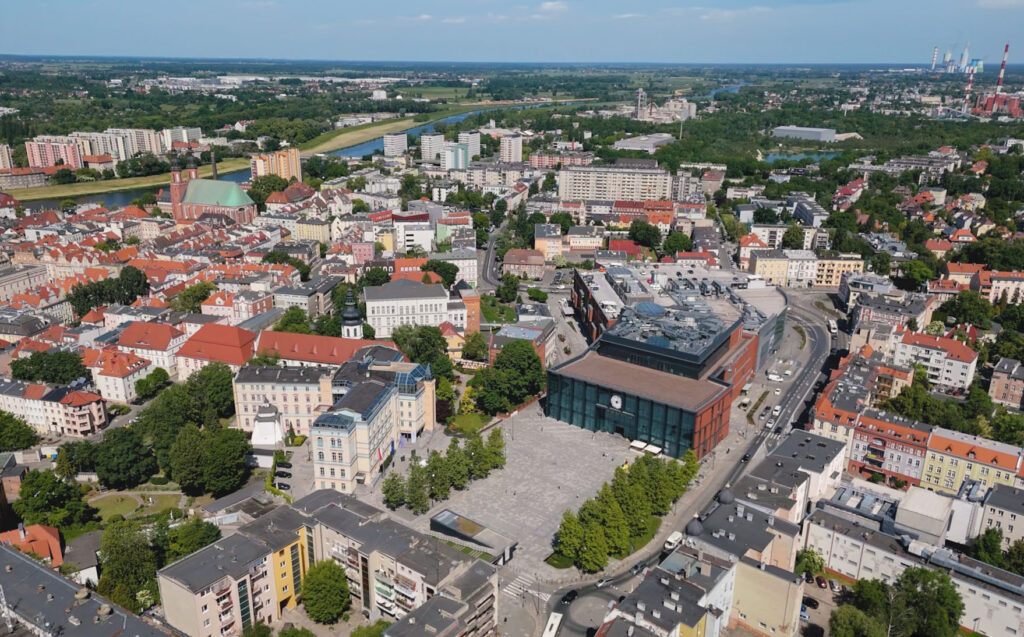 Czego brakuje młodym w Opolu? Studentki „Zielonego Opola” o mieście, zieleni i miejscach odpoczynku 1 Plac Kopernika w Opolu, ujęcie z powietrza.