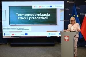 Ministra Paulina Hennig-Kloska podczas konferencji na temat termomodernizacji 1000 szkół i przedszkoli w Polsce