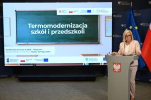 Ministra Paulina Hennig-Kloska podczas konferencji na temat termomodernizacji 1000 szkół i przedszkoli w Polsce