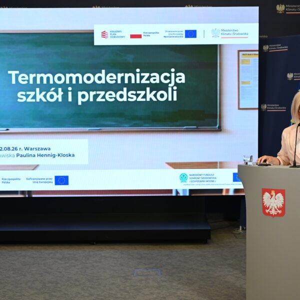 Ministra Paulina Hennig-Kloska podczas konferencji na temat termomodernizacji 1000 szkół i przedszkoli w Polsce