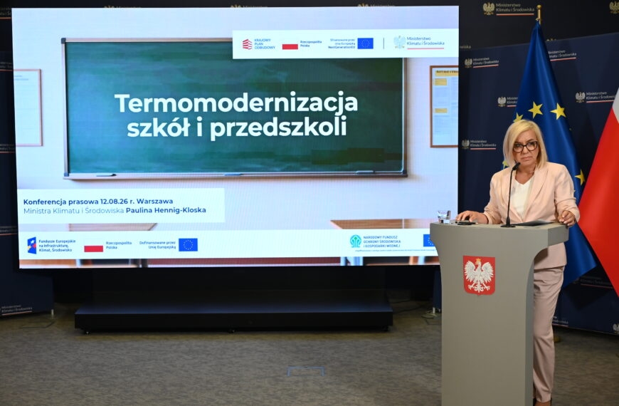 Ministra Paulina Hennig-Kloska podczas konferencji na temat termomodernizacji 1000 szkół i przedszkoli w Polsce
